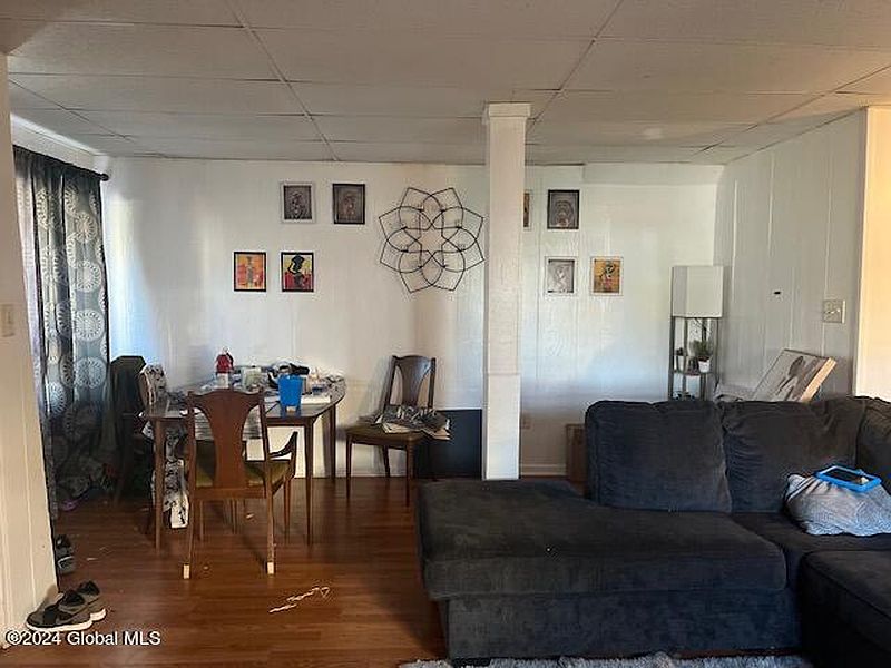 3rd image of 1667 Broadway