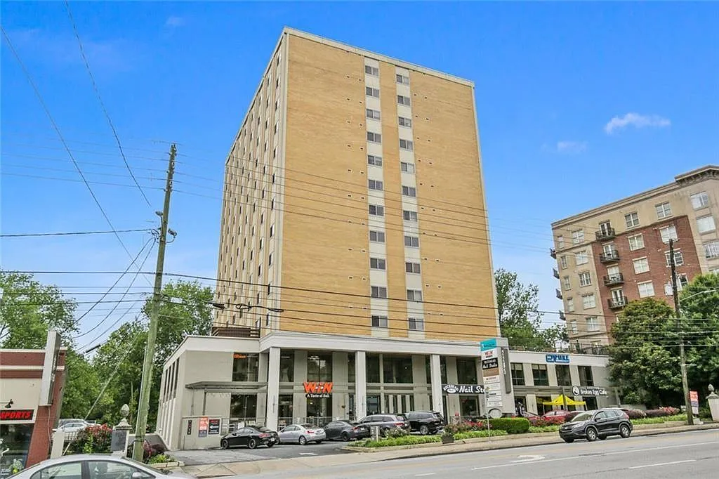 1 bed, 1.0 bath, 703 sqft, $1,400 — Photo 1