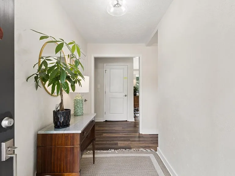 2506 Kingsley Dr NE — Photo 9
