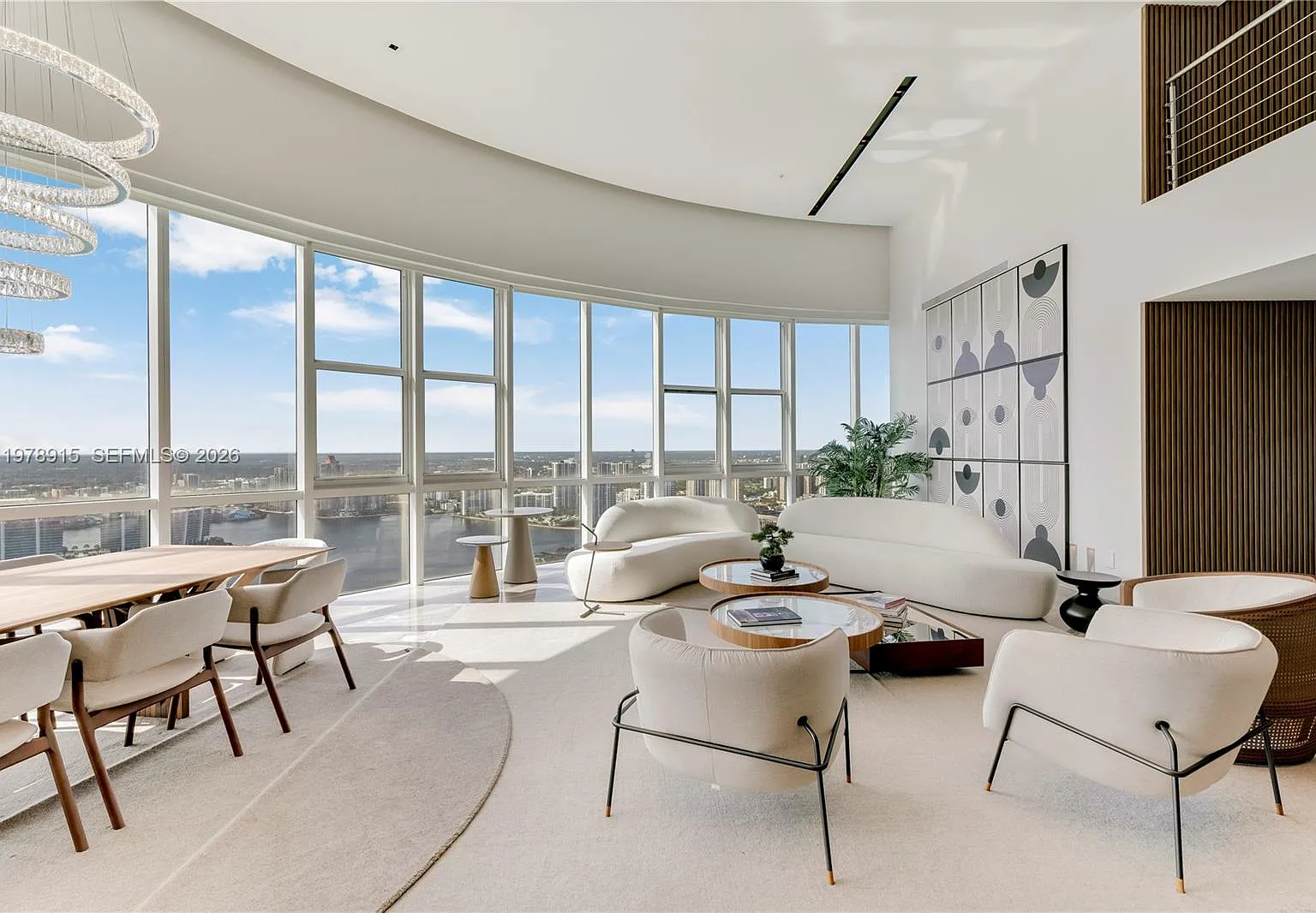 Trump Royale Condo — Photo 2