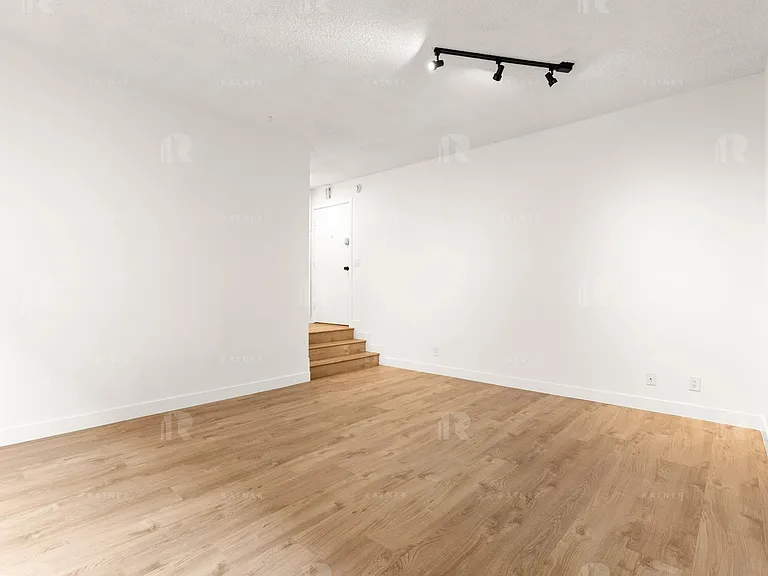1114 N Kings Rd — Photo 3