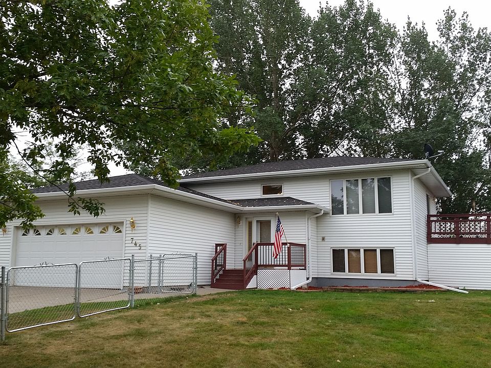 1st image of 745 Elmwood Dr W