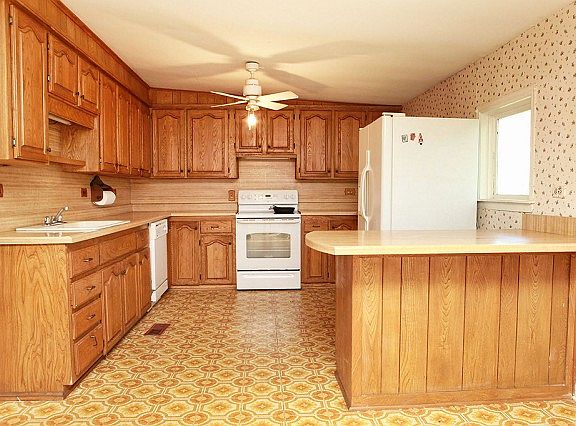 Nice country kitchen with peninsula