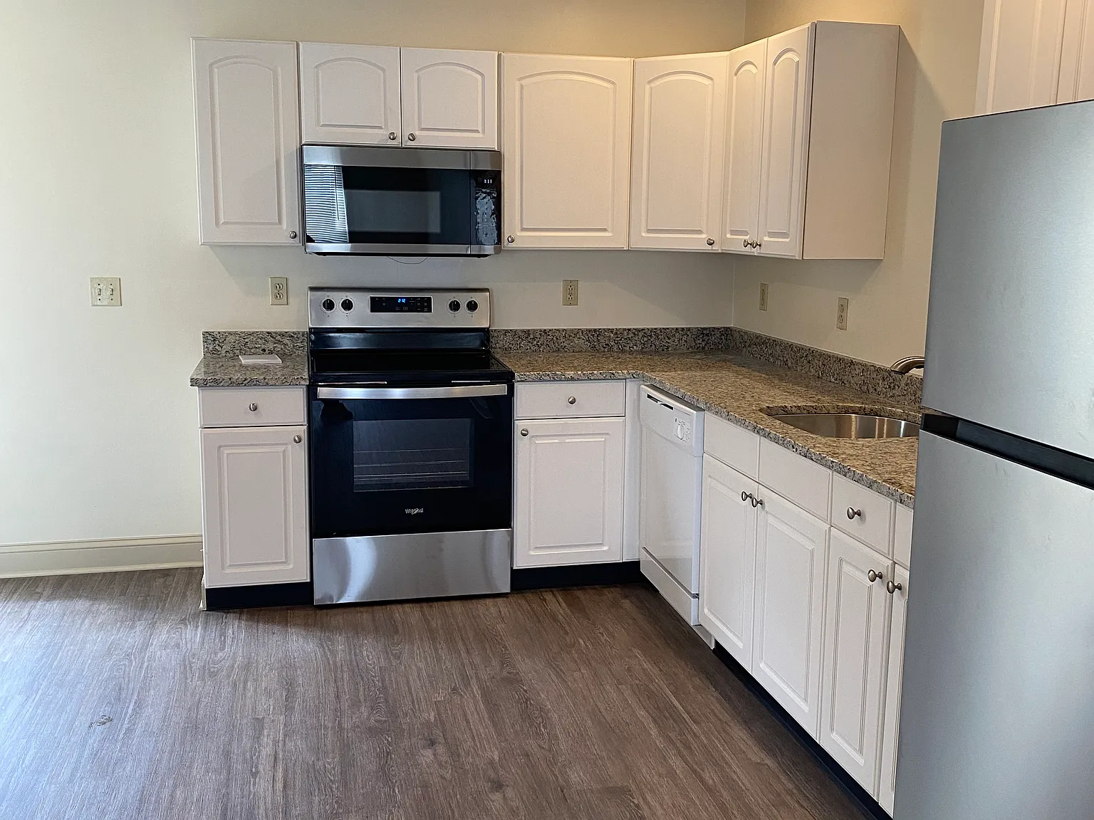 3 bed, 1000 sqft, $1,850 — Photo 2