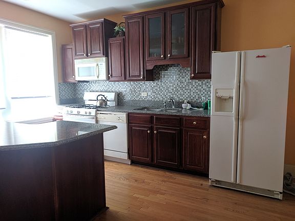 3rd image of 6315 N Artesian Ave APT 2E
