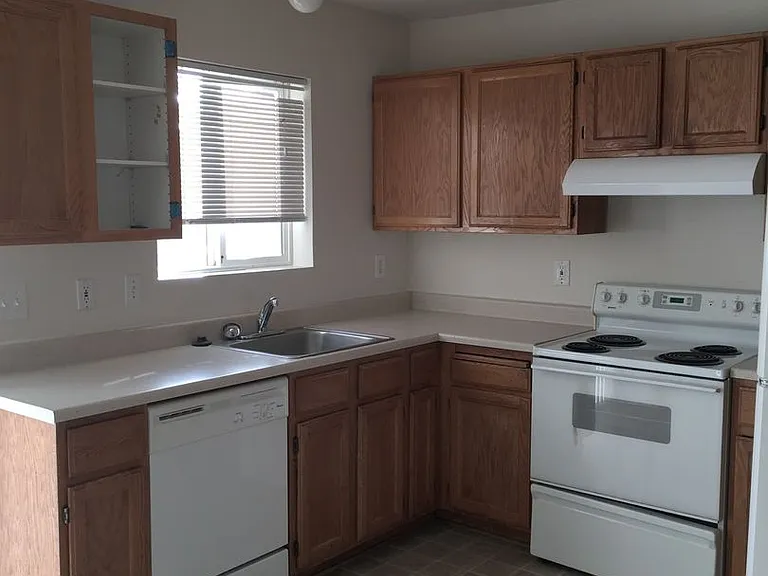 2053 SW Timber Ave — Photo 2