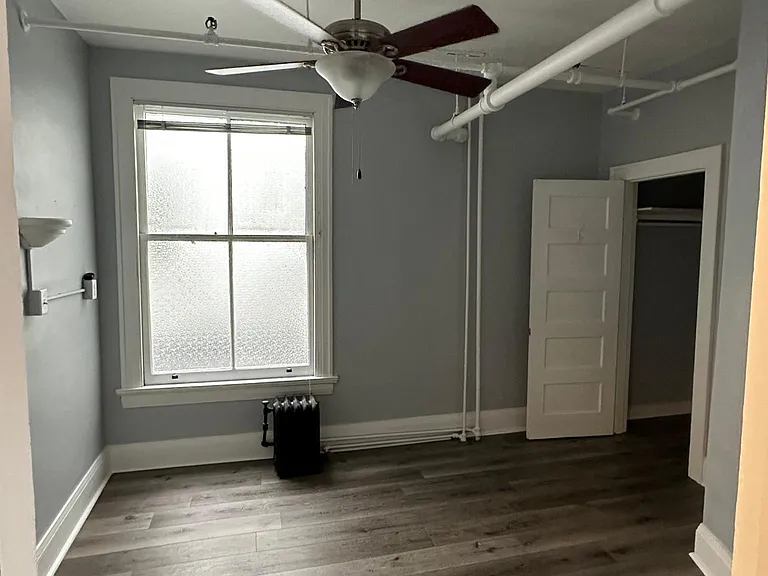 607 E 5th St #4 — Photo 8