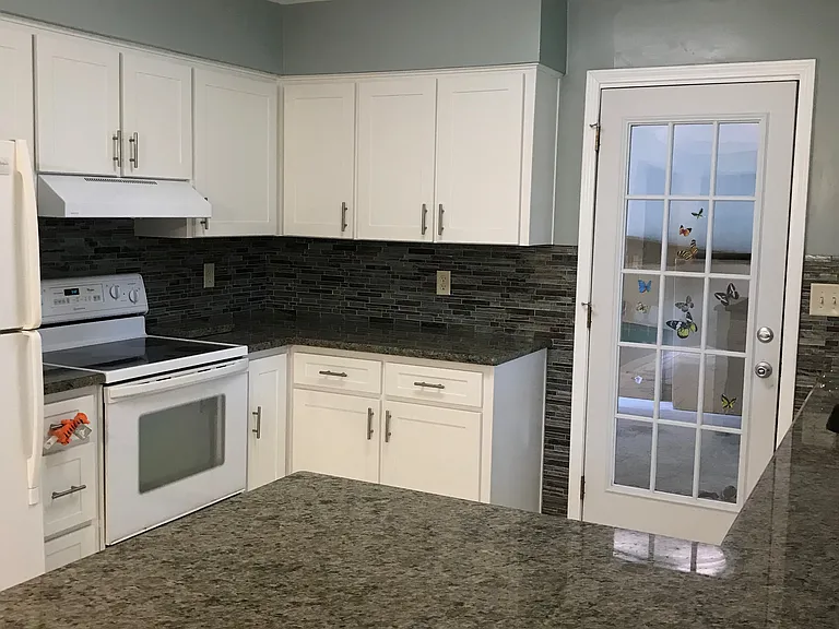 912 Spruce Ct — Photo 5