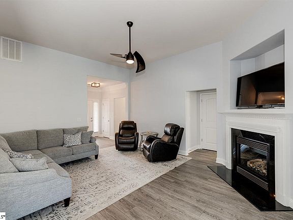 5th image of 67 Dandie Dr
