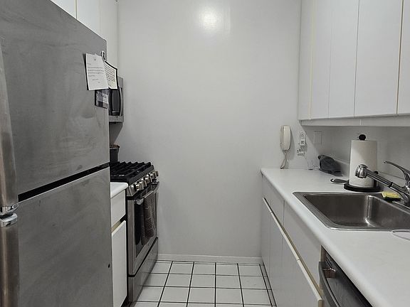 5th image of 200 E 69th St APT 6D