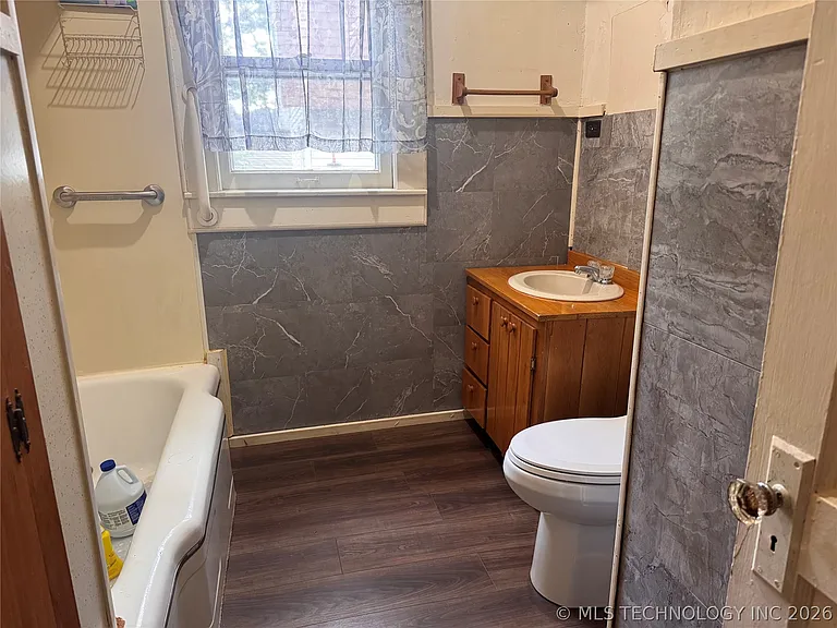 1524 W Maple St — Photo 9
