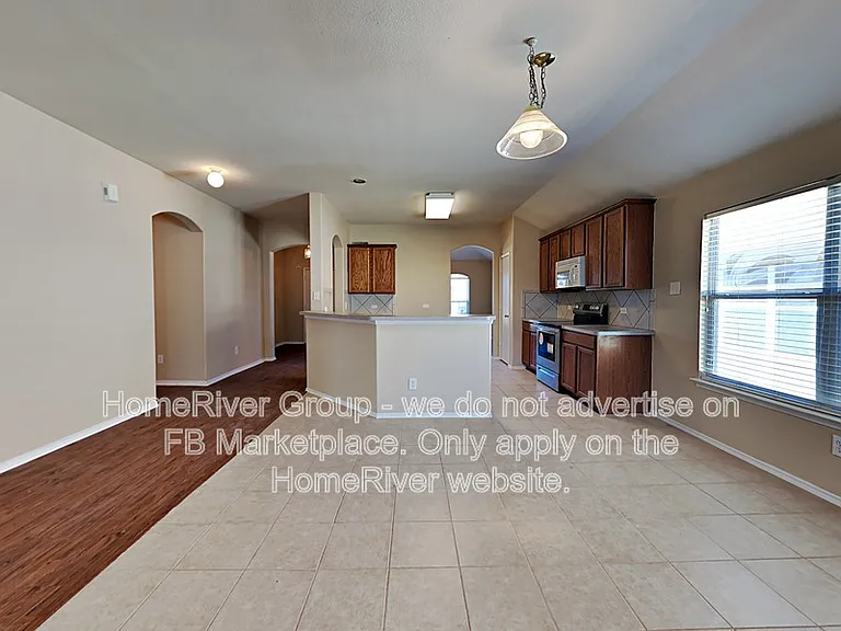 1046 Warbler — Photo 6