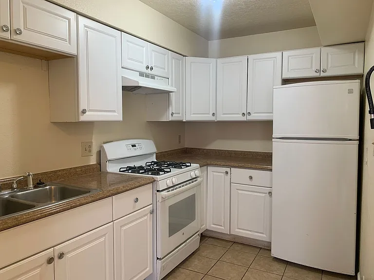 640 Alcazar — Photo 1
