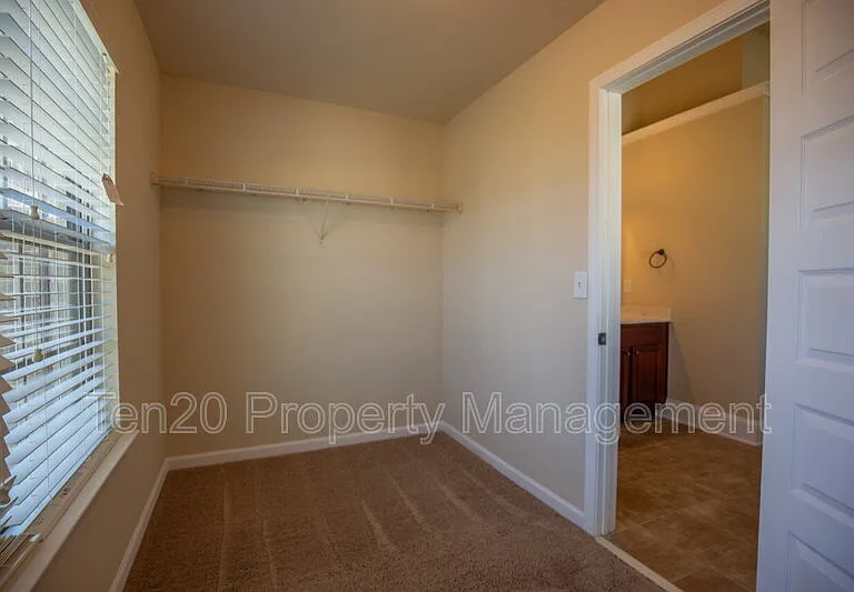 24 Sword St — Photo 13