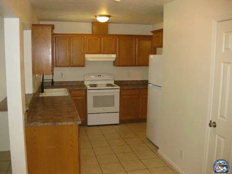 1661 Yucca Dr — Photo 3