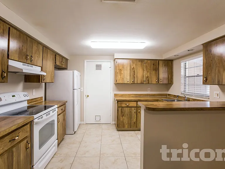 2308 Selkirk St — Photo 7