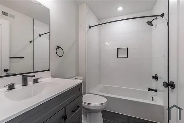 1836 E York St — Photo 5