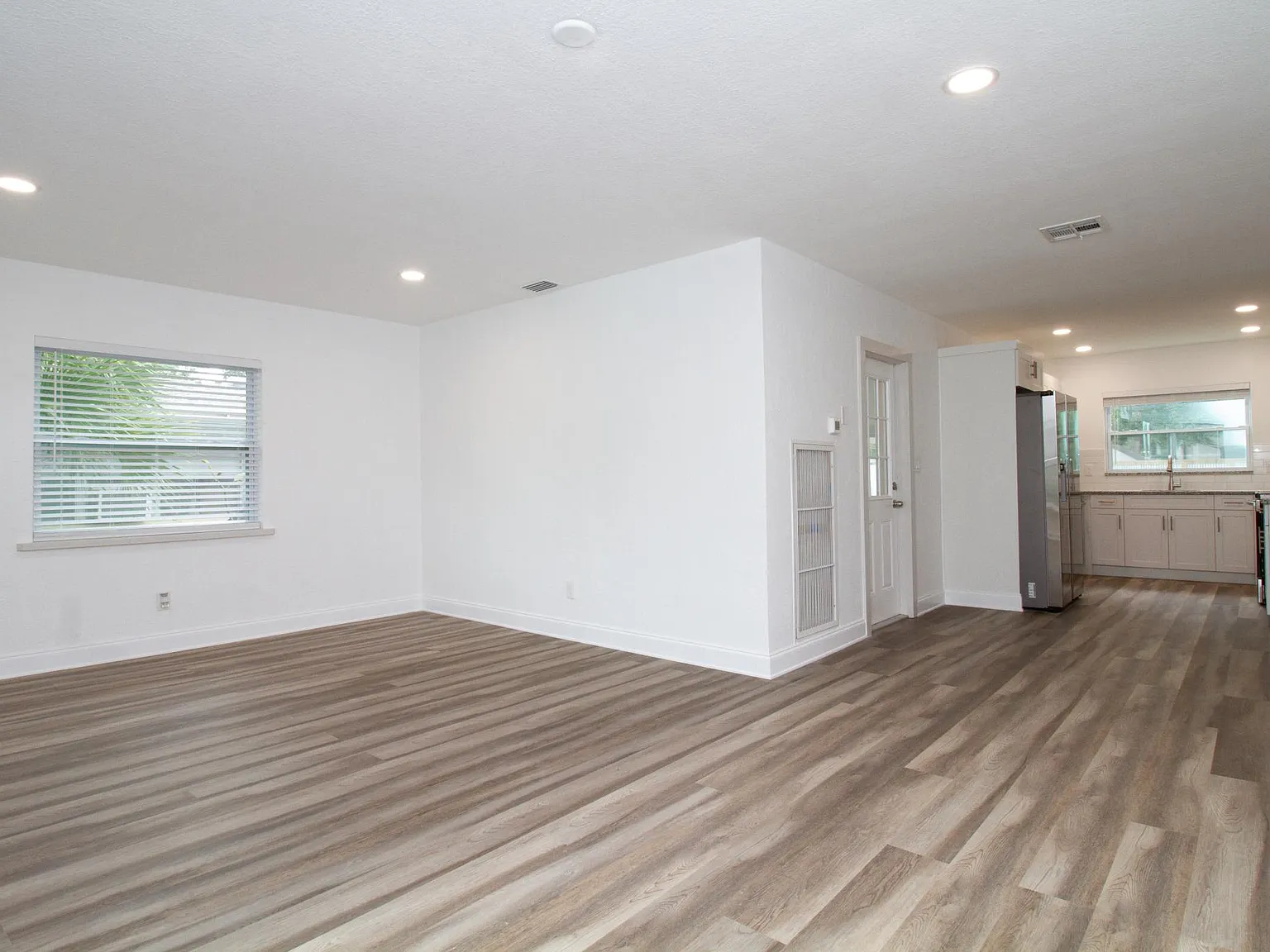 230 42nd Ave N — Photo 3