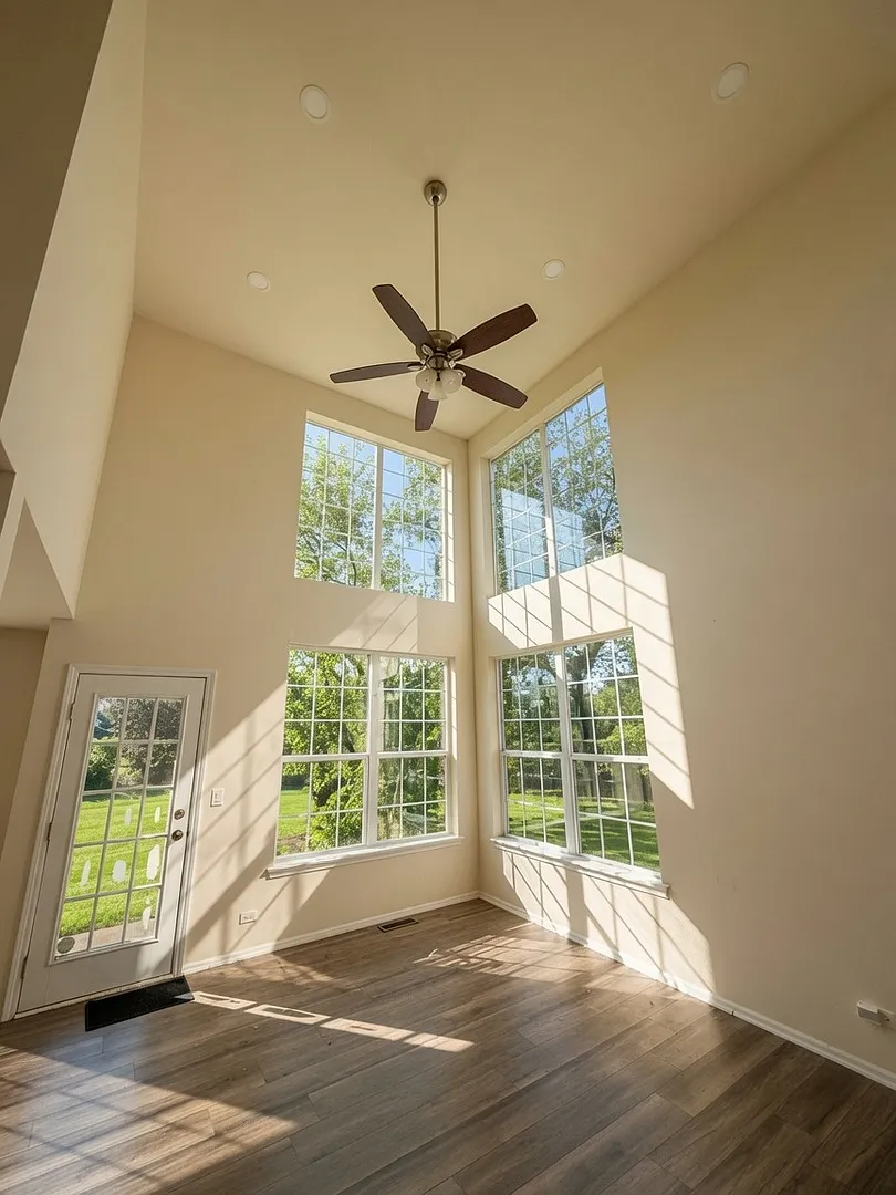 4 bed, 2.5 bath, 2000 sqft, $3,000 — Photo 2