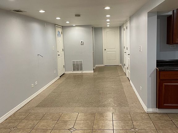 4th image of 2451 N Maplewood Ave #G