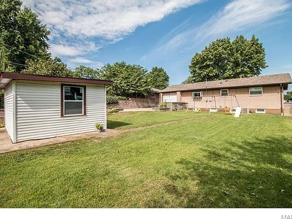 3rd image of 820 Herbst Dr