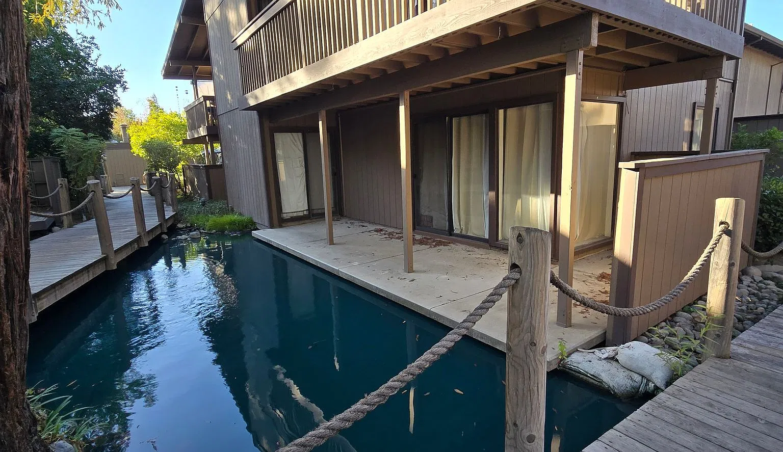 Charming Waterfront 1-Bedroom Condo for Rent in Timberlake Community — Photo 1