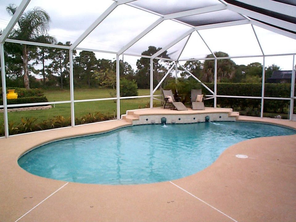 PRETTY & PRIVATE POOL