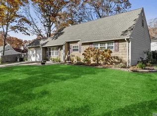 15 Amber Ln, Coram, NY 11727