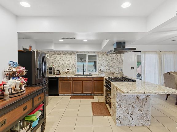 4th image of 611 Varsity Ave