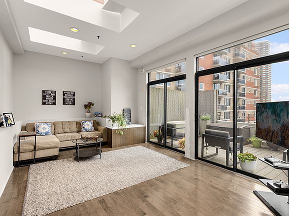 4th image of 552 W 43rd St #Phb