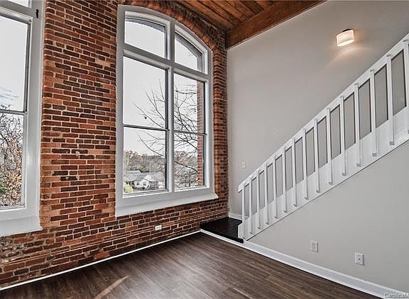 2nd image of 201 S Hoskins Rd APT 211