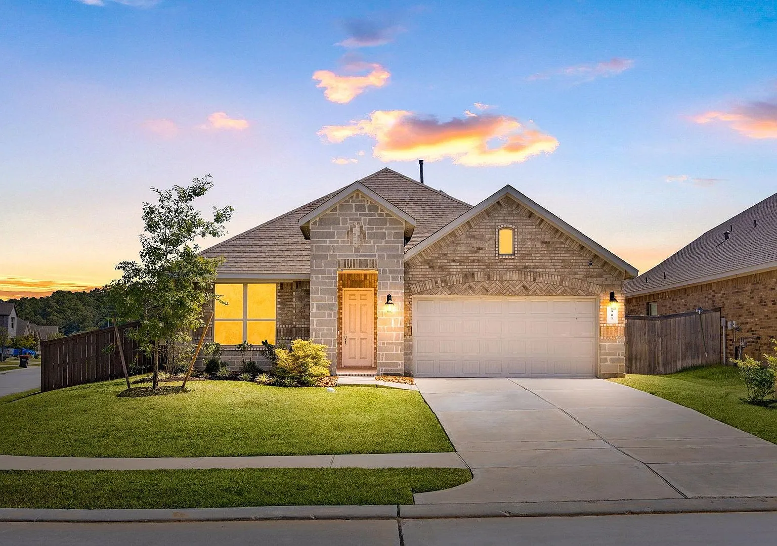 Brimming w/ smart upgrades & modern efficiency, this move-in ready 1-story D.R. Horton home stand... — Photo 1