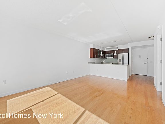 4th image of 555 W 23rd St APT S5e