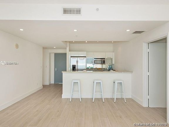 4th image of 601 NE 36th St APT 902