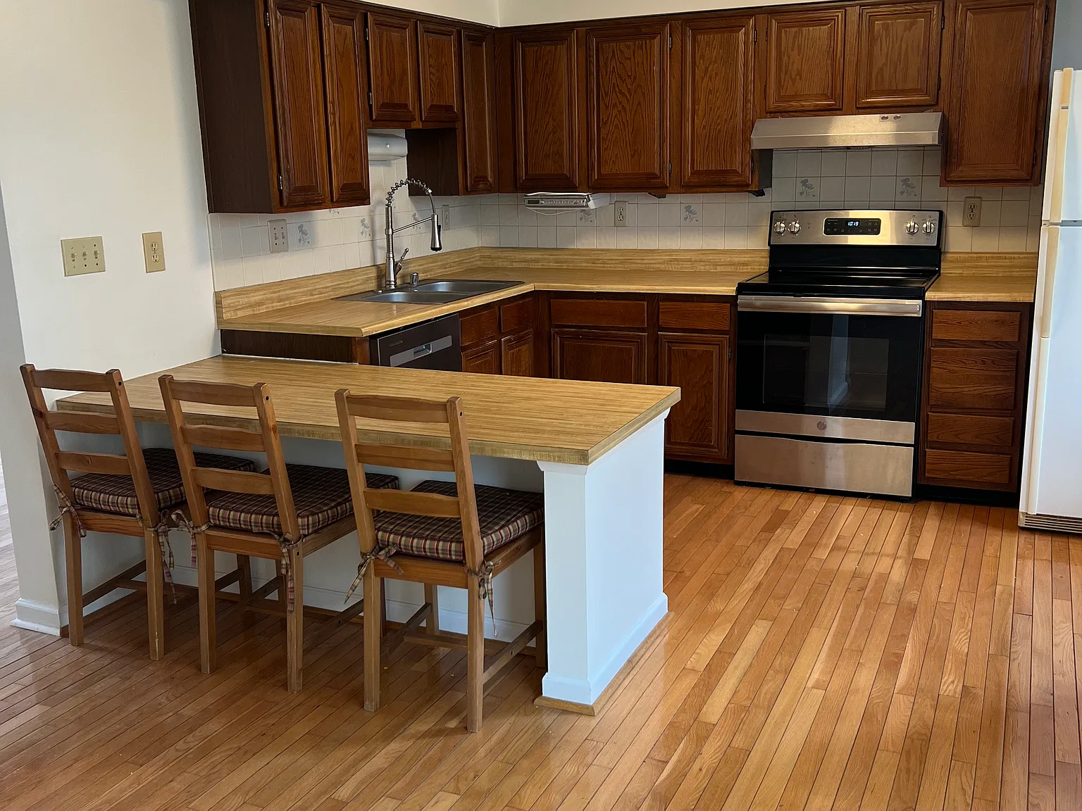 3 bed, 1364 sqft, $2,400 — Photo 3