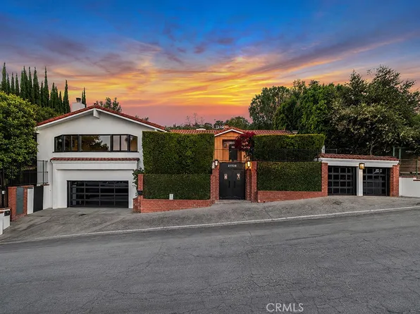 21520 Arcos Dr, Woodland Hills, CA 91364