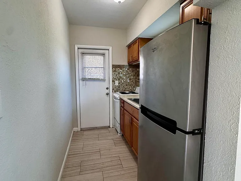 625 NE 14th Ave #1 — Photo 8