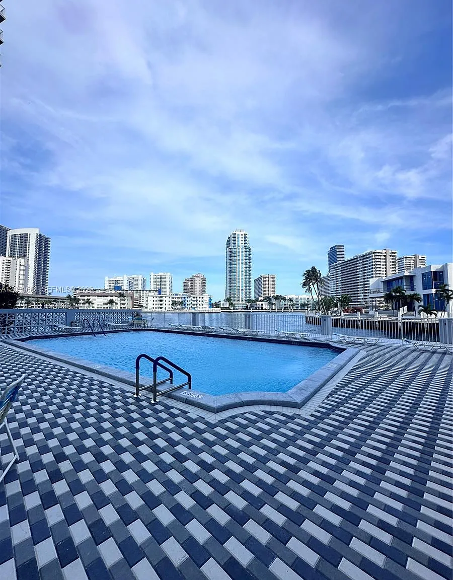 Golden Surf Towers Condo — Photo 2