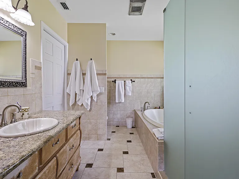 1925 Coral Gardens Dr — Photo 18