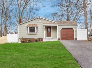 15 Ridgewood Ave, Selden, NY 11784