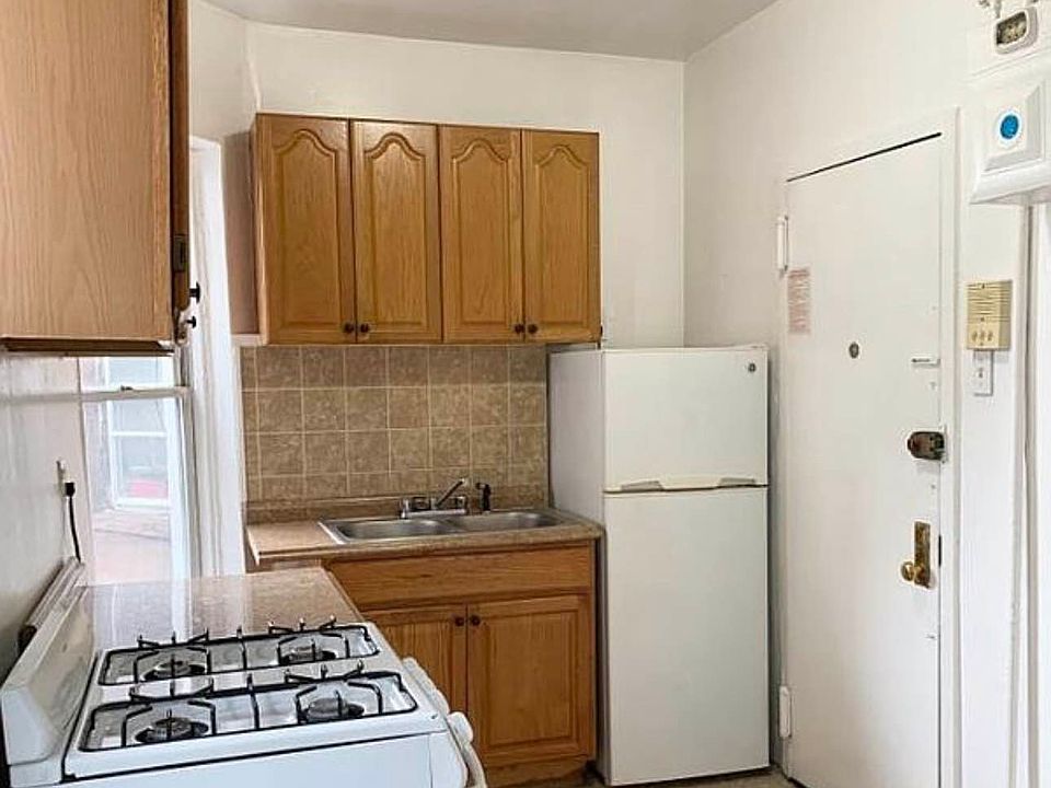 1st image of 540 W 47th St APT 11