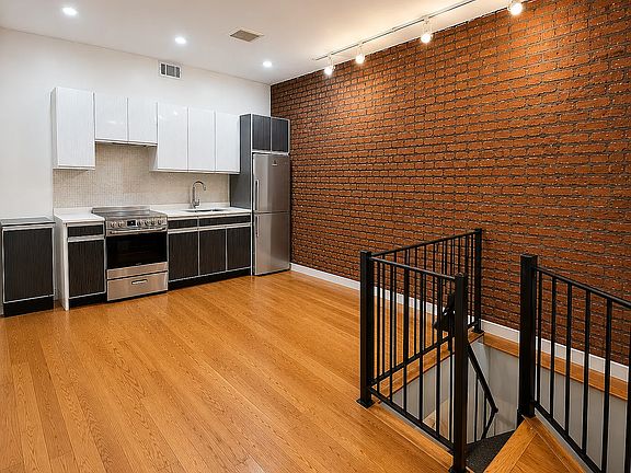 2nd image of 662 Park Pl #2FR