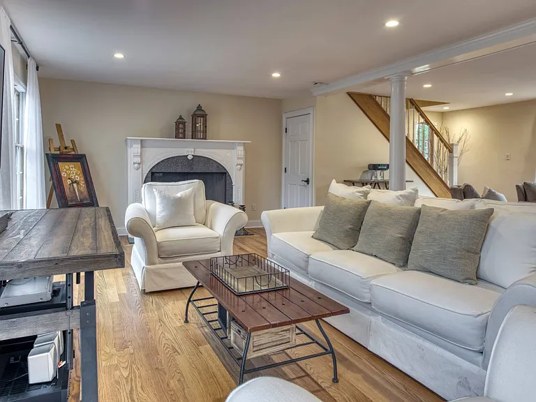 1532 Noyack Rd — Photo 4