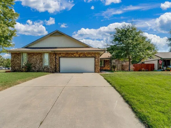 630 N Oak Forest Ln, Derby, KS 67037