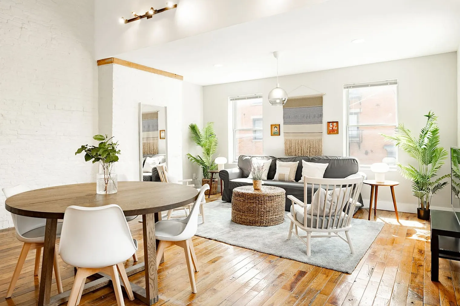 2 bed, 1.0 bath, 1184 sqft, $2,620 — Photo 1