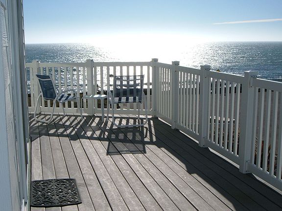 Front balcony overlooking ocean! 