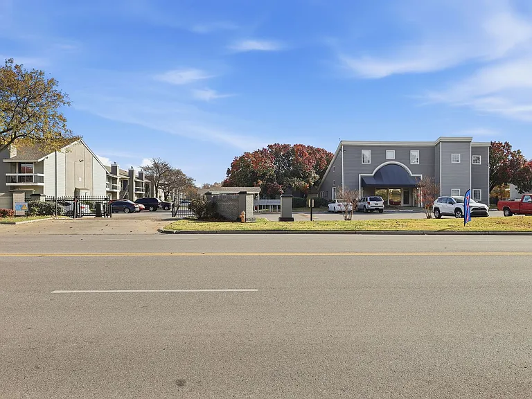 Woodland HIlls Apartments — Photo 41