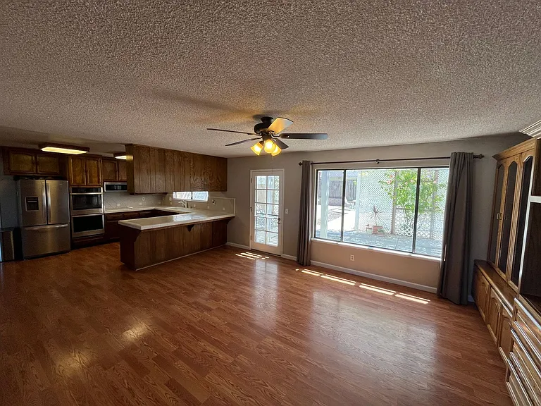 1090 Foxenwood Dr — Photo 4