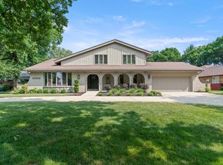 11512 Woodglen Ln, Burr Ridge, IL 60527