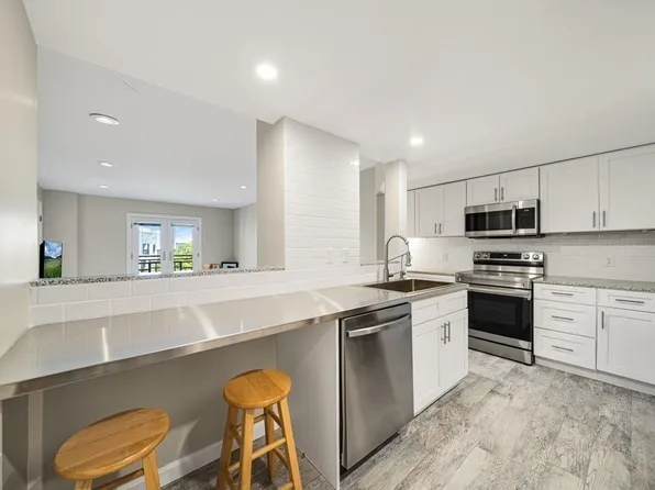 165 Cottage St APT 201, Chelsea, MA 02150
